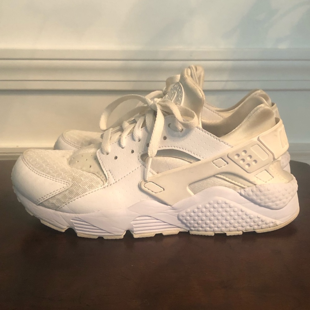Nike Air Huaraches Size 8.5 All White
